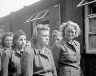 Frauen aus SS-Gefolge im KZ Bergen Belsen nach der Befreiung am 19. April 1945