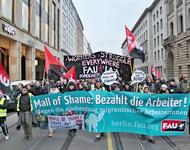 Demonstration der Gewerkschaft FAU gegen die Ausbeutung beim Bau des Mall of Berlin. Lizenz: CC-BY-NC-SA Autor: greenythekid