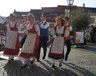 Der traditionelle Tanz Saltarello auf dem Augustinerplatz