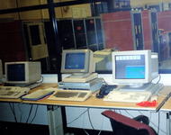 Drei Computer auf einem Schreibtisch im Jahr 1991