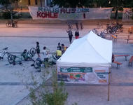 Fahrräder werden auf dem Alfred-Döblin Platz repariert