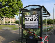 Ad-Busting: Gefälschtes Bundeswehrplakat mit Aufschrift 'Neugier auf Nazis? Komm zur Bundeswehr'