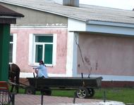 In Stara Rafalivka sind Pferdewagen nicht aus der Mode gekommen, im Gegensatz zur verblassten sowjetischen Symbolik