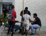 Typisch russisch auf Jamaika: überall spielen "seriöse Typen" Domino (Mona Campus der University of West Indies Kingston)