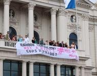 Banner am Opernhaus Zürich "Rainbow Capitalism - Not my Pride"