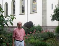 Pfarrer Winfried Oelschlegel im Garten vor der evangelischen Kirche in Bad Säckingen.