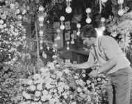Zoni Weisz beim Richten eines Blumenbeets (1938).