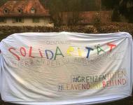 Ein Transpi zum Internationalen Tag gegen Rassismus an einem Haus in Freiburg