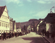 Beginn der Deportationen 1940 – auf dem Weg durch die Stadt Asperg zum Bahnhof. Bild: Bundesarchiv.