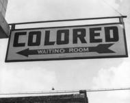  Esther Bubley creator QS:P170,Q3058959, 1943 Colored Waiting Room Sign, als gemeinfrei gekennzeichnet, Details auf Wikimedia Commons  