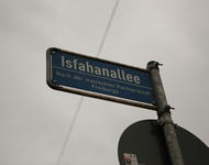 Straßenschild mit der Bezeichnung "Isfahanallee", 