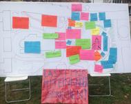 Papierplan des Stühlinger Kirchplatzes, auf den Beteiligte der Diskussion Ideen zur Umgestaltung geklebt haben. 
