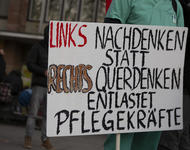 Ein Schild mit der Aufschrift: "Links nachdenken statt rechts Querdenken - Entlastet Pflegekräfte"