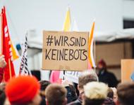 Demonstrationen gegen Artikel 13. Zuvor wurden Gegner der Reform unter anderem als "Bots" bezeichnet.