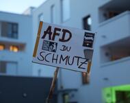 Ein Schild mit der Aufschrift "AfD du Schmutz"