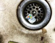 Windows XP Sticker im Abfluss