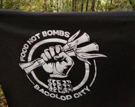 Banner "Food not Bombs - Bacolod City", im Hintergrund Wald
