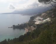 Blick auf die Küste an der italienisch-französischen Grenze