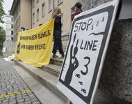 Vor dem Gericht in Zürich protestieren Aktivisti gegen das Urteil