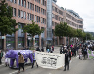 Ein Demonstrationszug mit als Zombies verkleideten bewegt sich in der Basler Str. Vorne weg ein lila Rhino.