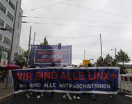 Das Fronttransparend der Bündnisdemonstration, weiß eingerahmter Blauer Grund und roter Schrift: "Wir sind alle Linx" Untertitel weiße Schrift: "Wir sind alle Antifaschist:innen"