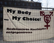 Ein Transparent hängt auf einem Bauzaun. Auf dem ist zu lesen: My Body - My Choice! Reaktionären Knetköpfen entgegentreten