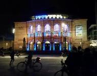 Stadttheater in Ukrainefarben angestrahlt