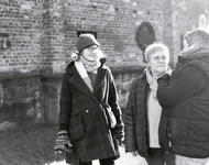 Ingelore Rode, Julia Küllmer, Heike Rode vor der ehemaligen Lagermauer.jpg