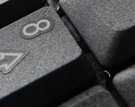 Logo der Computertruhe: Eine Truhe mit Aus- und Einschaltbutton vor dem Auschnitt einer Tastatur