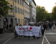 Demonstrationszug in der Rempartstraße. Weißes Fronttransparent, auf dem steht: Viel zu viele "Einzelfälle".