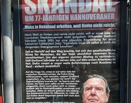 Weiß auf rot im Boulevardblattstil steht auf einem Plakat: "SKANDAL UM 77-JÄHRIGEN HANNOVERANER" plus Bild von Gerhard Schröder und Text
