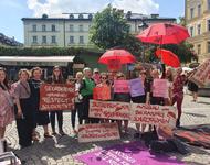 Sexarbeiterinnen mit roten Regenschirmen und Transparenten: "Schluß mit Stigmatisierung!" vor dem bayrischen Landtag