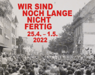Plakat der Veranstaltungsreihe, Menschenmenge in Freiburg Schriftzug "Wir sind noch lange nicht fertig 25.4.bis 1.5.2022"