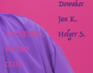 Rosa und Lila Hintergrund, mit der Aufschrift "Mystery Radio Club. Dowakee, Jan K. und Holger S.