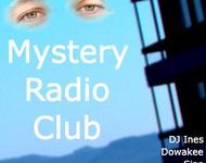 Zwei Augen vor einem blauen, gebirgigen Hintergrund, daneben die Umrisse eines Hochhauses. In weißer Schrift: "Mystery Radio Club"