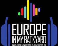 Logo des Projektes "Europe in my Backyard", steht in weißer Blockschrift mittig unten. Darunter in Kleinbuchstaben "Radioreportagen über die EU-Kohäsionspolitik". Eingerahmt durch blaue Kopfhörer. Oben bunte Striche, die eine Frequenz darstellen.