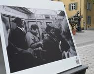 Eine schwarz-weiß Fotografie von Johny Pitts in der Freiburger Innenstadt.