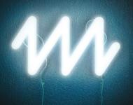 Weißes M in Neonlettern vor blauem Hintergrund