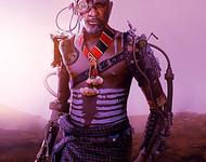 Serengeti Cyborg in der Wüste mit traditioneller Bemalung und Schmuck