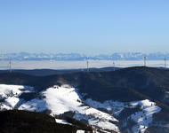Windräder auf dem Rohrenkopf Gersbach vor den Alpen im Winter aus der Luft