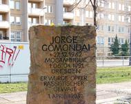 Ein Gedenkstein steht vor einem Plattenbau in Dresden. Der Gedenkstein erinnert an Jorge Gomondai, einem ehemaligen Vertragsarbeiter aus Mosambik, den eine Gruppe Neonazi im Frühjahr 1991 ermordet haben. 
