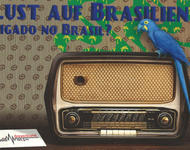 Die Postkarte von Espaço Aberto: Ein blauer Sittich sitzt auf einem Röhrenradio. "Lust auf Brasilien? Ligado no Brasil?" steht darüber