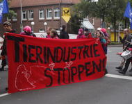 Demonstration mit einem Banner auf dem steht: "Tierindustrie stoppen"