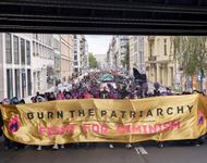 Der Demozug des What the Fuck Bündnisses. Auf dem Banner steht: "Burn the Patriarchy, Fight for Feminism"