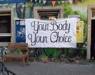Banner, auf dem "Your Body, Your Choice" steht