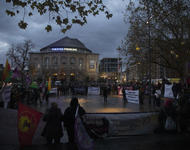 Demonstration auf dem Platz der Alten Synagoge, Freiburg. Viele Menschen mit Fahnen und Bannern stehen in einem Halbkreis.