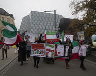 Demonstrationsfront mit Iran-Fahnen, Schildern und mehrheitlich weiblich gelesenen Demonstrant*innen. Im Hintergrund die UB, die Demo biegt offensichtlich in die Rempartstraße ein.