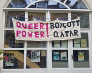 Boykott Aufruf in freiburg per Banner: "Queer Power! Boycott Qatar!"
