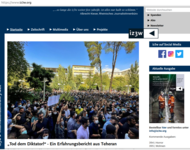 Website der iz3w: Das Foto einer riesigen Menschenmenge mit Forderungen auf Schildern, darunter steht „Tod dem Diktator!“ - Ein Erfahrungsbericht aus Teheran, rechts das Cover der Printausgabe der iz3w und die Verlinkung zu den sozialen Medien 