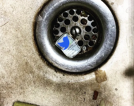 Twitter Sticker im dreckigen Abfluss Waschbecken